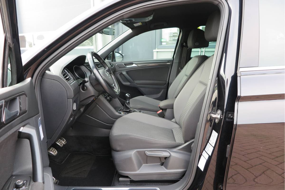 Volkswagen Tiguan Volkswagen Tiguan 1.4 TSI 92kw 125pk R-Line  Connected Series, Trekhaak afneembaar , Lane assist, Cruise control , Carplay , Navi, PDC, Achteruitrijcamera , LMV. Parkeerassistent . etc