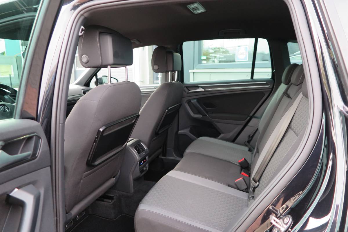 Volkswagen Tiguan Volkswagen Tiguan 1.4 TSI 92kw 125pk R-Line  Connected Series, Trekhaak afneembaar , Lane assist, Cruise control , Carplay , Navi, PDC, Achteruitrijcamera , LMV. Parkeerassistent . etc