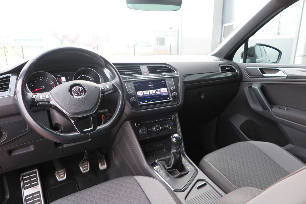 Volkswagen Tiguan Volkswagen Tiguan 1.4 TSI 92kw 125pk R-Line  Connected Series, Trekhaak afneembaar , Lane assist, Cruise control , Carplay , Navi, PDC, Achteruitrijcamera , LMV. Parkeerassistent . etc