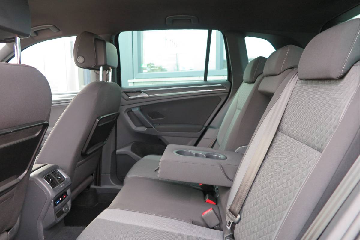 Volkswagen Tiguan Volkswagen Tiguan 1.4 TSI 92kw 125pk R-Line  Connected Series, Trekhaak afneembaar , Lane assist, Cruise control , Carplay , Navi, PDC, Achteruitrijcamera , LMV. Parkeerassistent . etc
