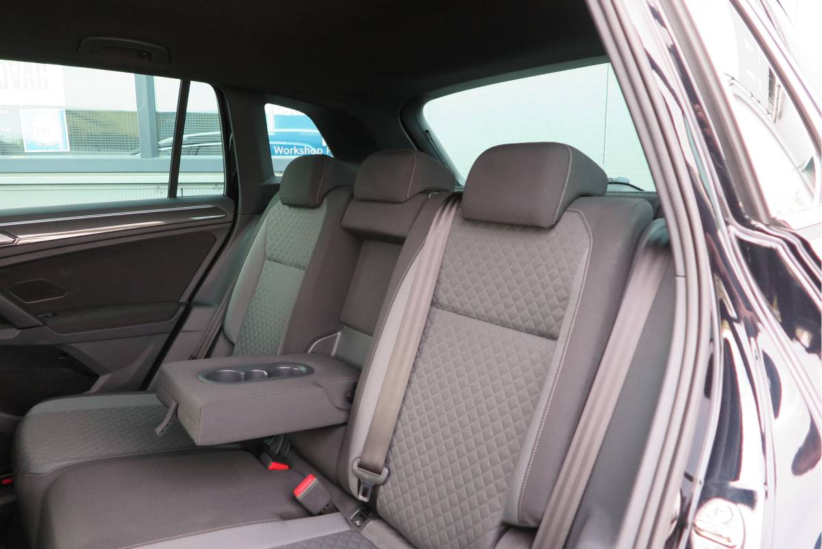 Volkswagen Tiguan Volkswagen Tiguan 1.4 TSI 92kw 125pk R-Line  Connected Series, Trekhaak afneembaar , Lane assist, Cruise control , Carplay , Navi, PDC, Achteruitrijcamera , LMV. Parkeerassistent . etc