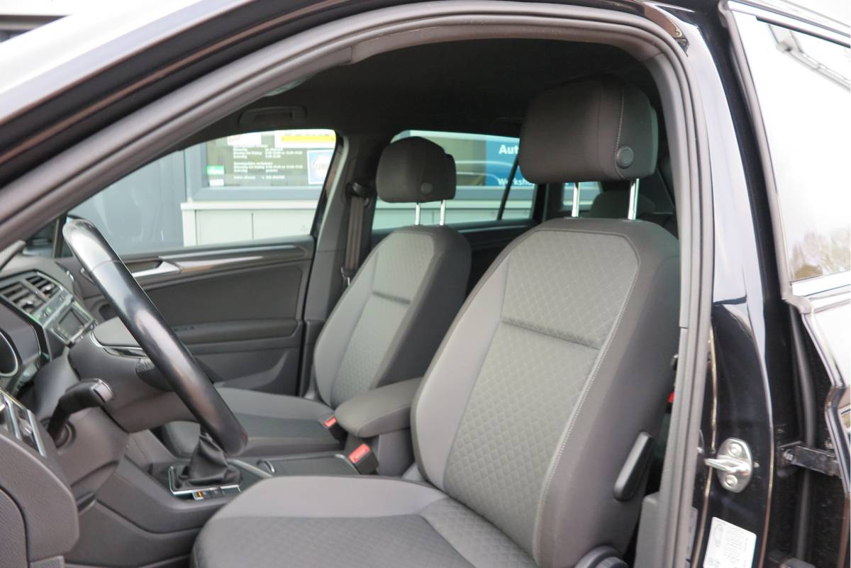 Volkswagen Tiguan Volkswagen Tiguan 1.4 TSI 92kw 125pk R-Line  Connected Series, Trekhaak afneembaar , Lane assist, Cruise control , Carplay , Navi, PDC, Achteruitrijcamera , LMV. Parkeerassistent . etc
