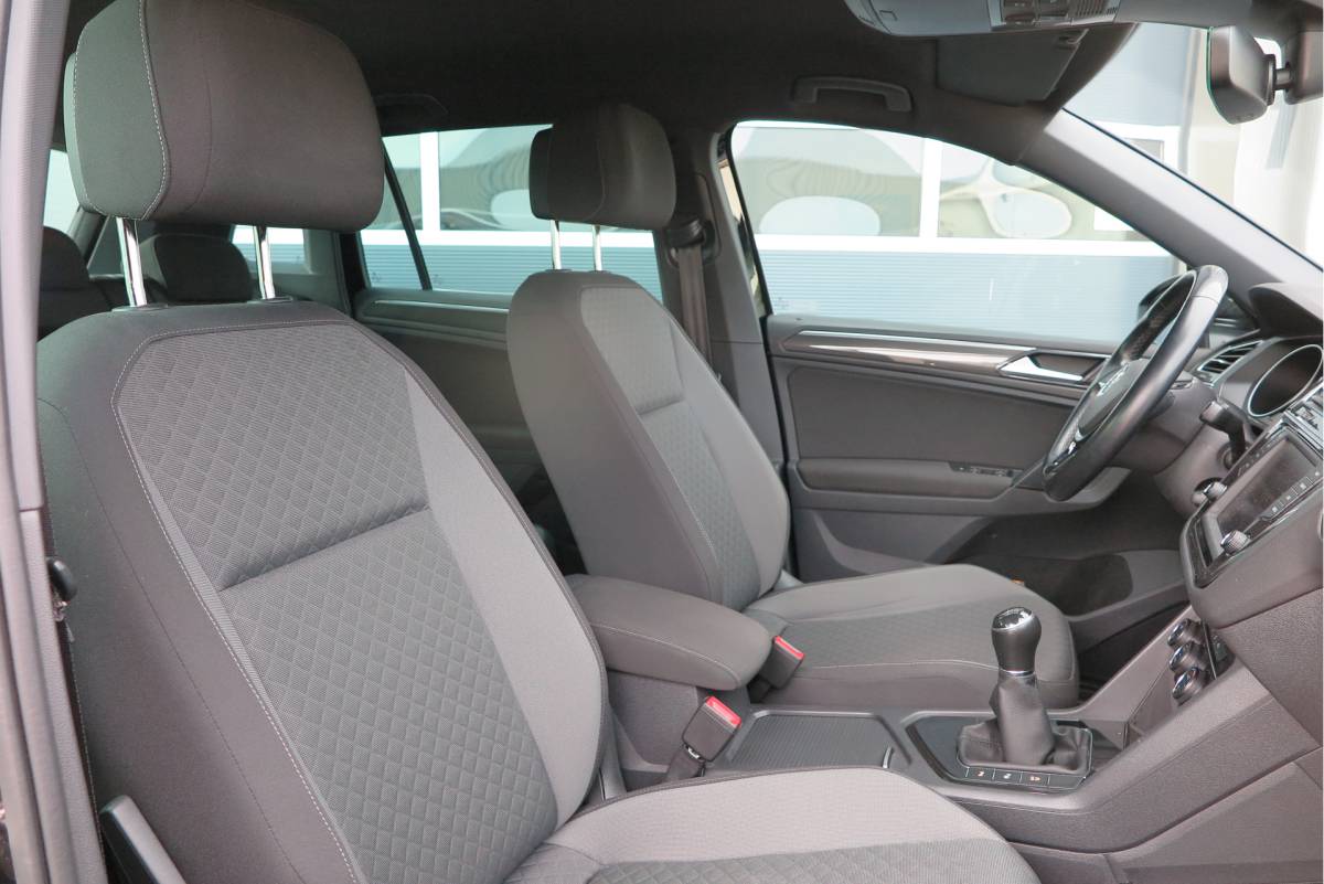 Volkswagen Tiguan Volkswagen Tiguan 1.4 TSI 92kw 125pk R-Line  Connected Series, Trekhaak afneembaar , Lane assist, Cruise control , Carplay , Navi, PDC, Achteruitrijcamera , LMV. Parkeerassistent . etc