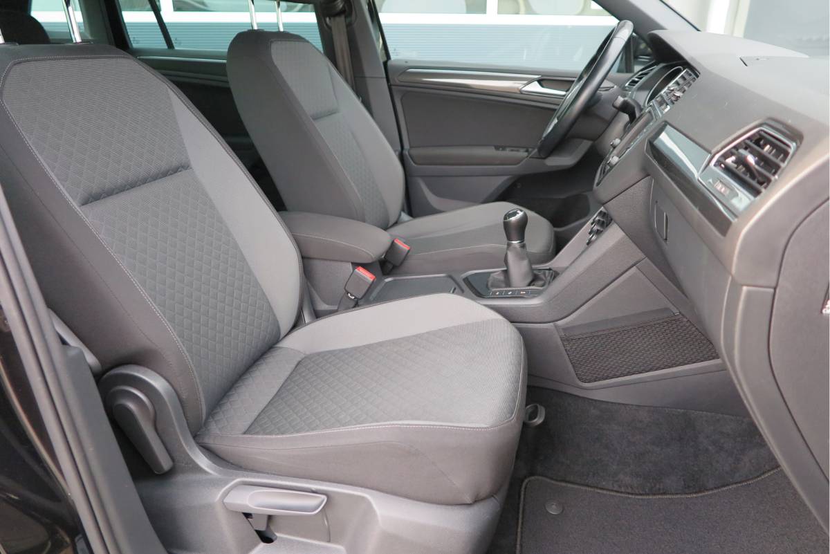 Volkswagen Tiguan Volkswagen Tiguan 1.4 TSI 92kw 125pk R-Line  Connected Series, Trekhaak afneembaar , Lane assist, Cruise control , Carplay , Navi, PDC, Achteruitrijcamera , LMV. Parkeerassistent . etc