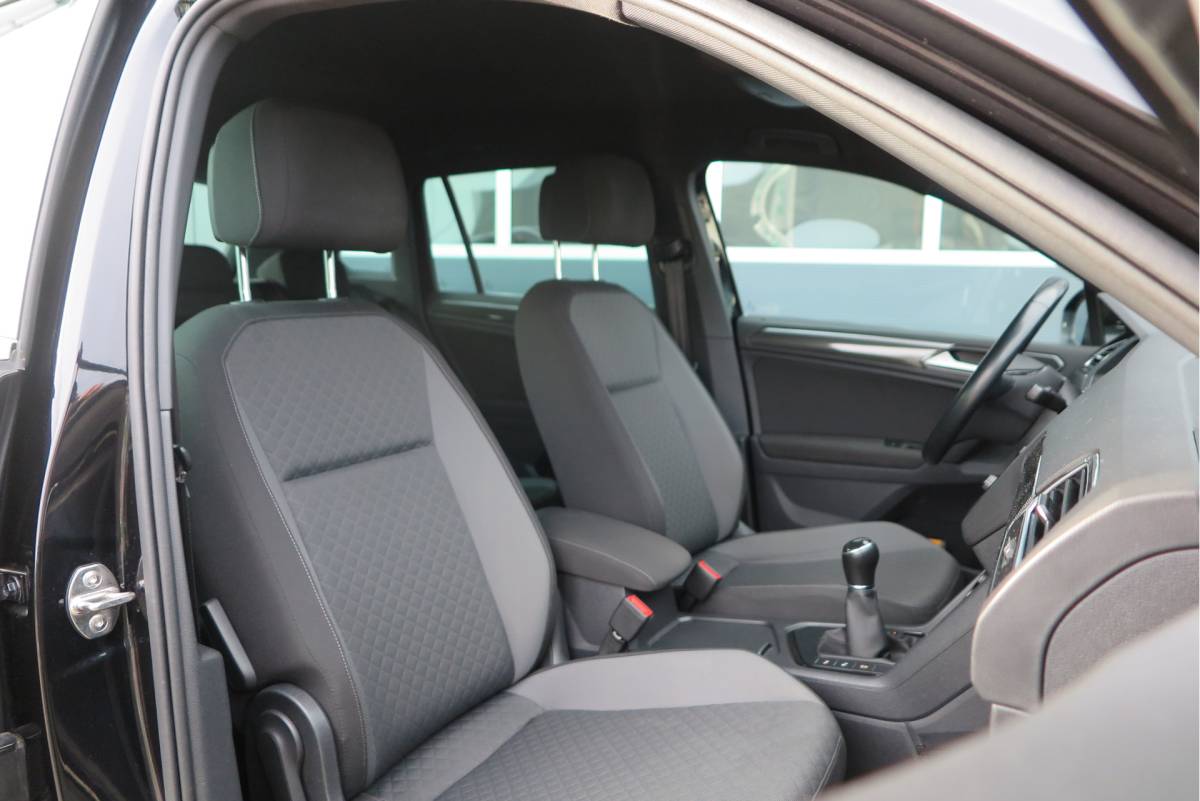 Volkswagen Tiguan Volkswagen Tiguan 1.4 TSI 92kw 125pk R-Line  Connected Series, Trekhaak afneembaar , Lane assist, Cruise control , Carplay , Navi, PDC, Achteruitrijcamera , LMV. Parkeerassistent . etc