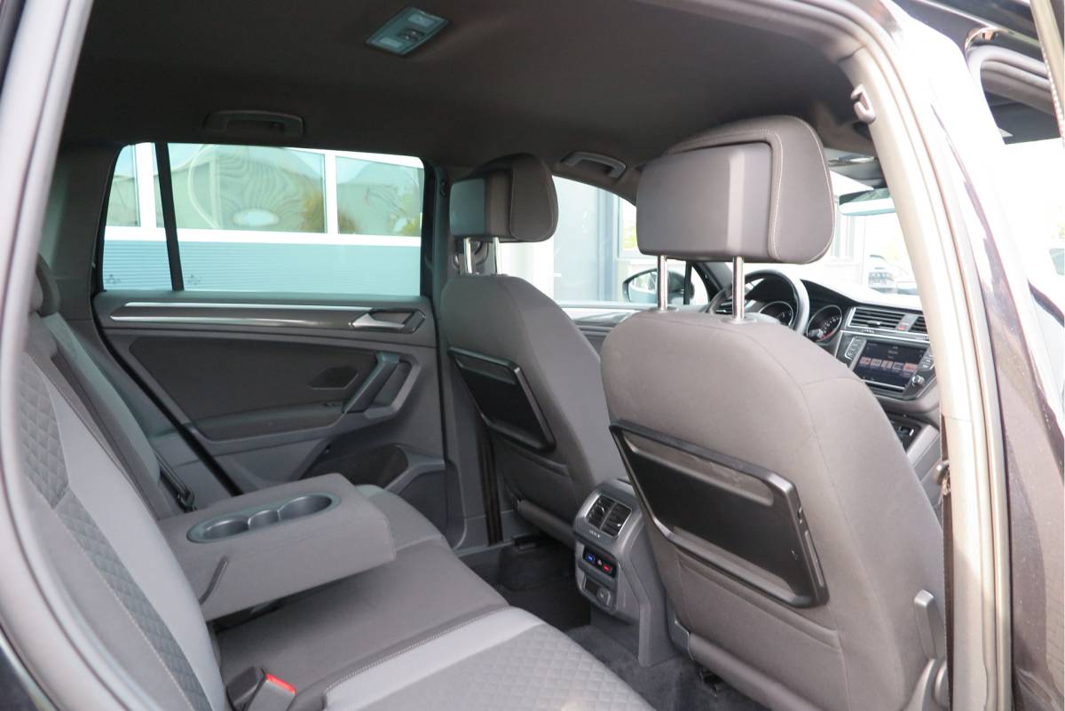 Volkswagen Tiguan Volkswagen Tiguan 1.4 TSI 92kw 125pk R-Line  Connected Series, Trekhaak afneembaar , Lane assist, Cruise control , Carplay , Navi, PDC, Achteruitrijcamera , LMV. Parkeerassistent . etc