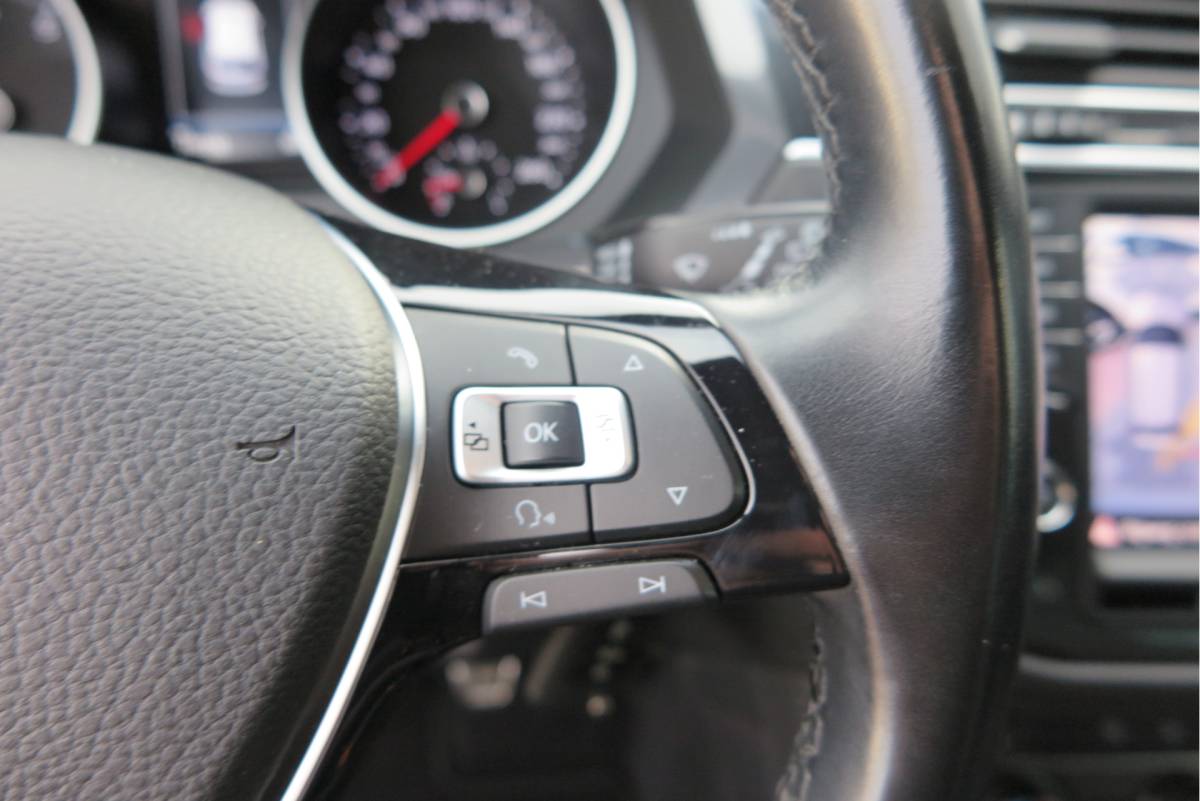 Volkswagen Tiguan Volkswagen Tiguan 1.4 TSI 92kw 125pk R-Line  Connected Series, Trekhaak afneembaar , Lane assist, Cruise control , Carplay , Navi, PDC, Achteruitrijcamera , LMV. Parkeerassistent . etc