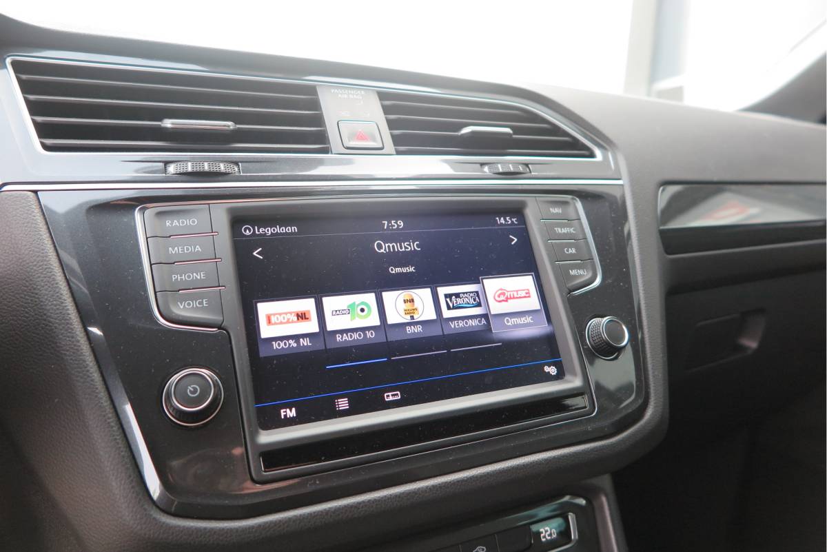 Volkswagen Tiguan Volkswagen Tiguan 1.4 TSI 92kw 125pk R-Line  Connected Series, Trekhaak afneembaar , Lane assist, Cruise control , Carplay , Navi, PDC, Achteruitrijcamera , LMV. Parkeerassistent . etc
