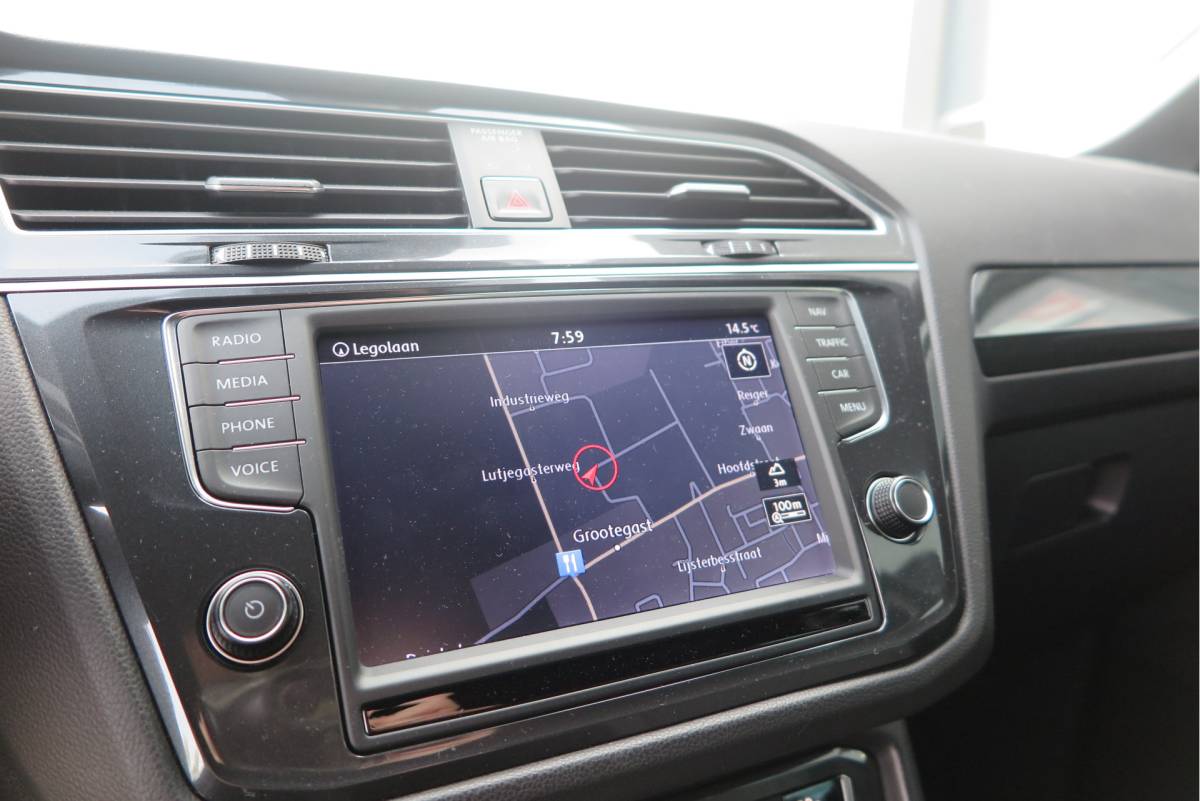 Volkswagen Tiguan Volkswagen Tiguan 1.4 TSI 92kw 125pk R-Line  Connected Series, Trekhaak afneembaar , Lane assist, Cruise control , Carplay , Navi, PDC, Achteruitrijcamera , LMV. Parkeerassistent . etc