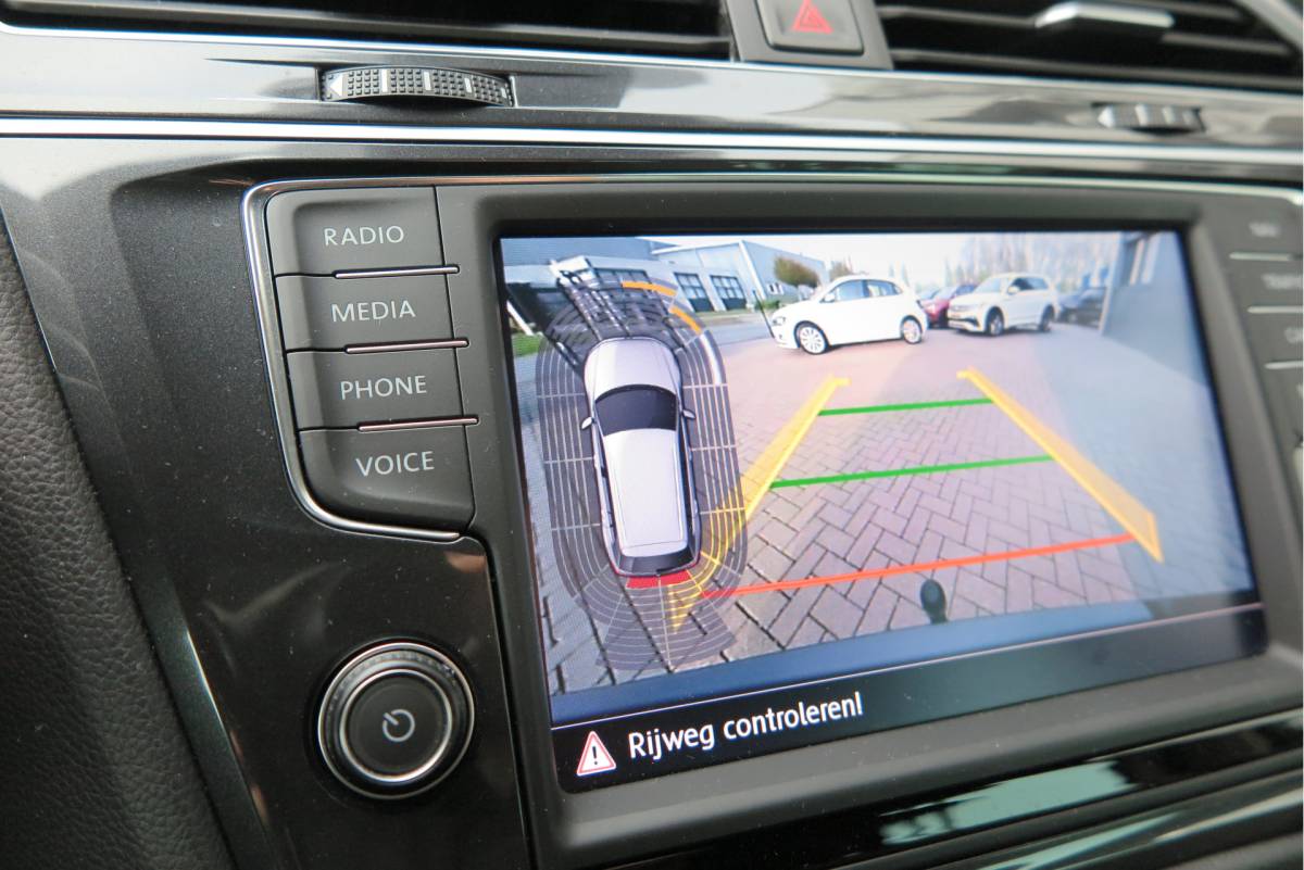 Volkswagen Tiguan Volkswagen Tiguan 1.4 TSI 92kw 125pk R-Line  Connected Series, Trekhaak afneembaar , Lane assist, Cruise control , Carplay , Navi, PDC, Achteruitrijcamera , LMV. Parkeerassistent . etc
