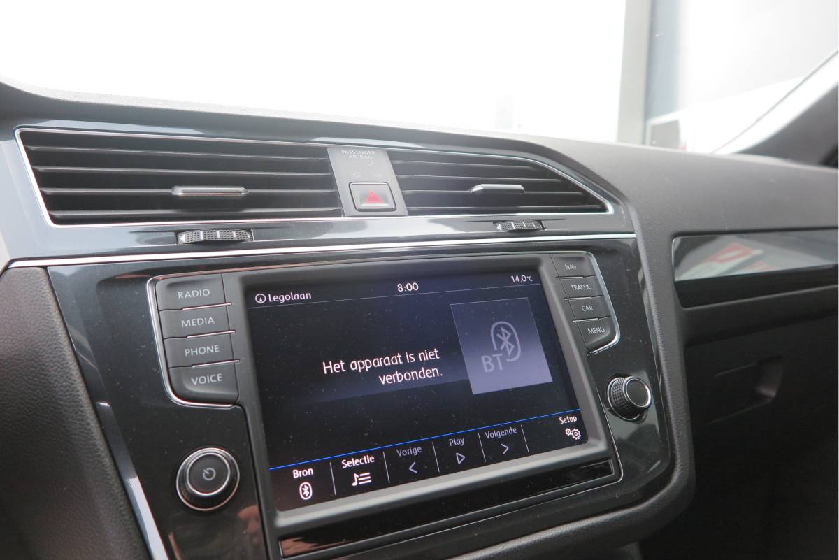 Volkswagen Tiguan Volkswagen Tiguan 1.4 TSI 92kw 125pk R-Line  Connected Series, Trekhaak afneembaar , Lane assist, Cruise control , Carplay , Navi, PDC, Achteruitrijcamera , LMV. Parkeerassistent . etc