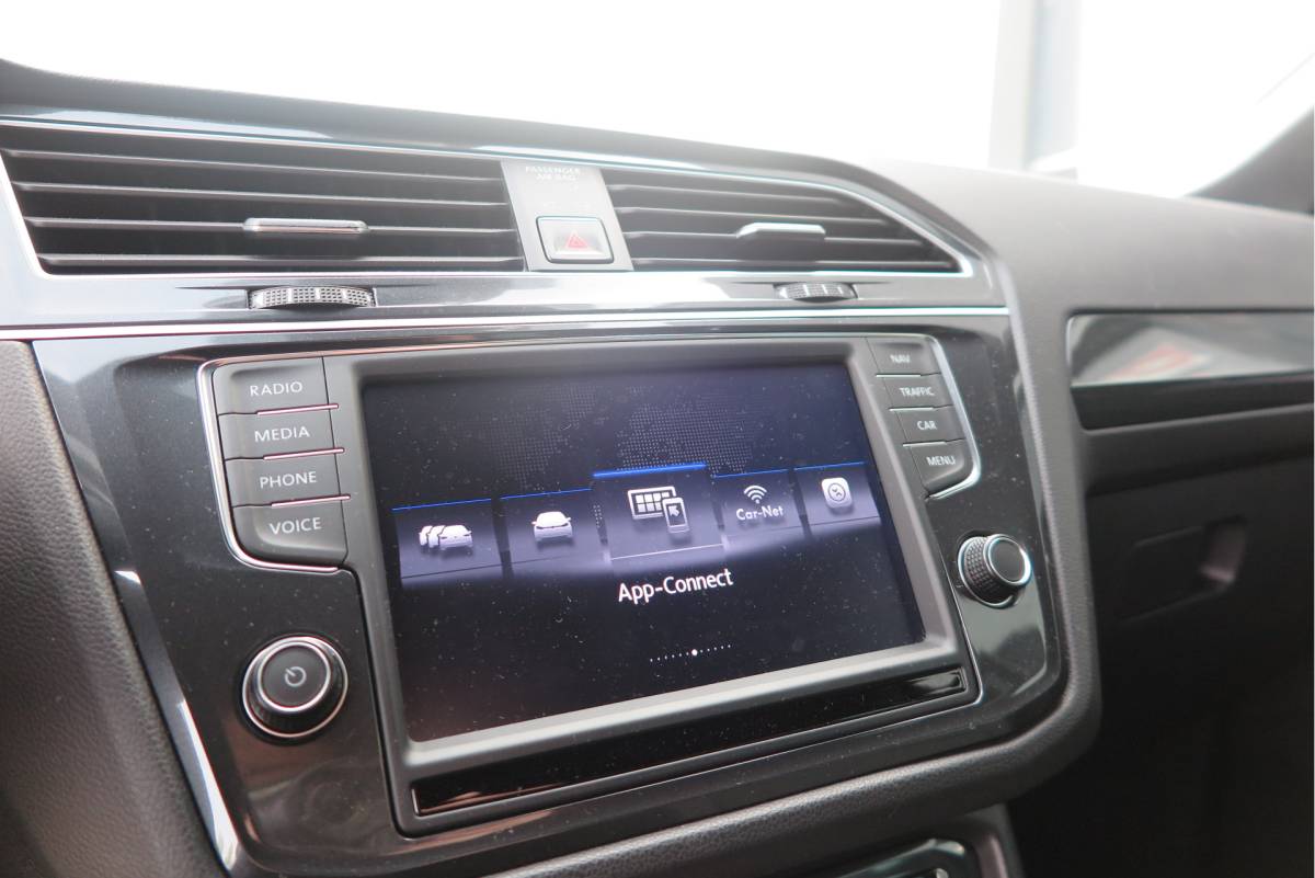 Volkswagen Tiguan Volkswagen Tiguan 1.4 TSI 92kw 125pk R-Line  Connected Series, Trekhaak afneembaar , Lane assist, Cruise control , Carplay , Navi, PDC, Achteruitrijcamera , LMV. Parkeerassistent . etc