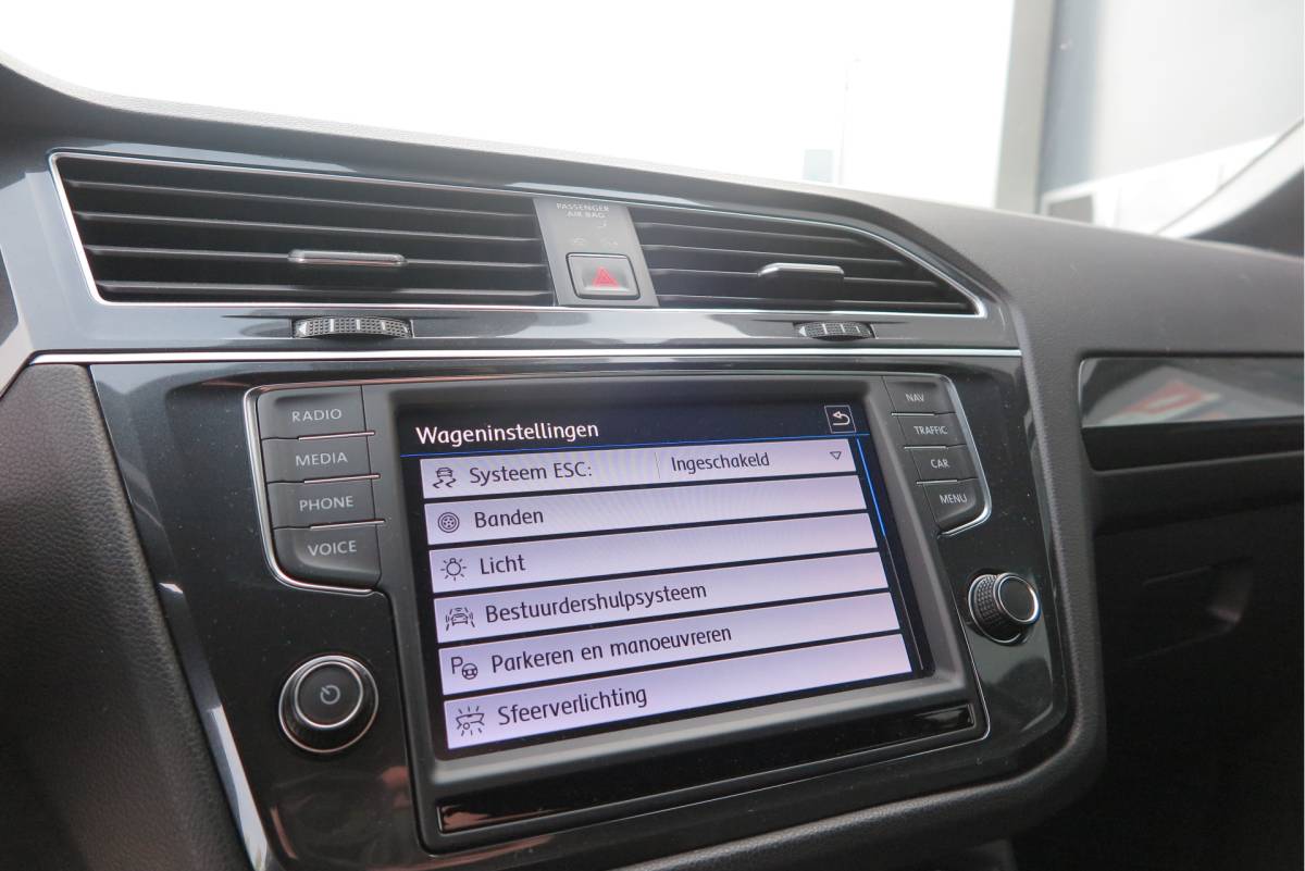 Volkswagen Tiguan Volkswagen Tiguan 1.4 TSI 92kw 125pk R-Line  Connected Series, Trekhaak afneembaar , Lane assist, Cruise control , Carplay , Navi, PDC, Achteruitrijcamera , LMV. Parkeerassistent . etc