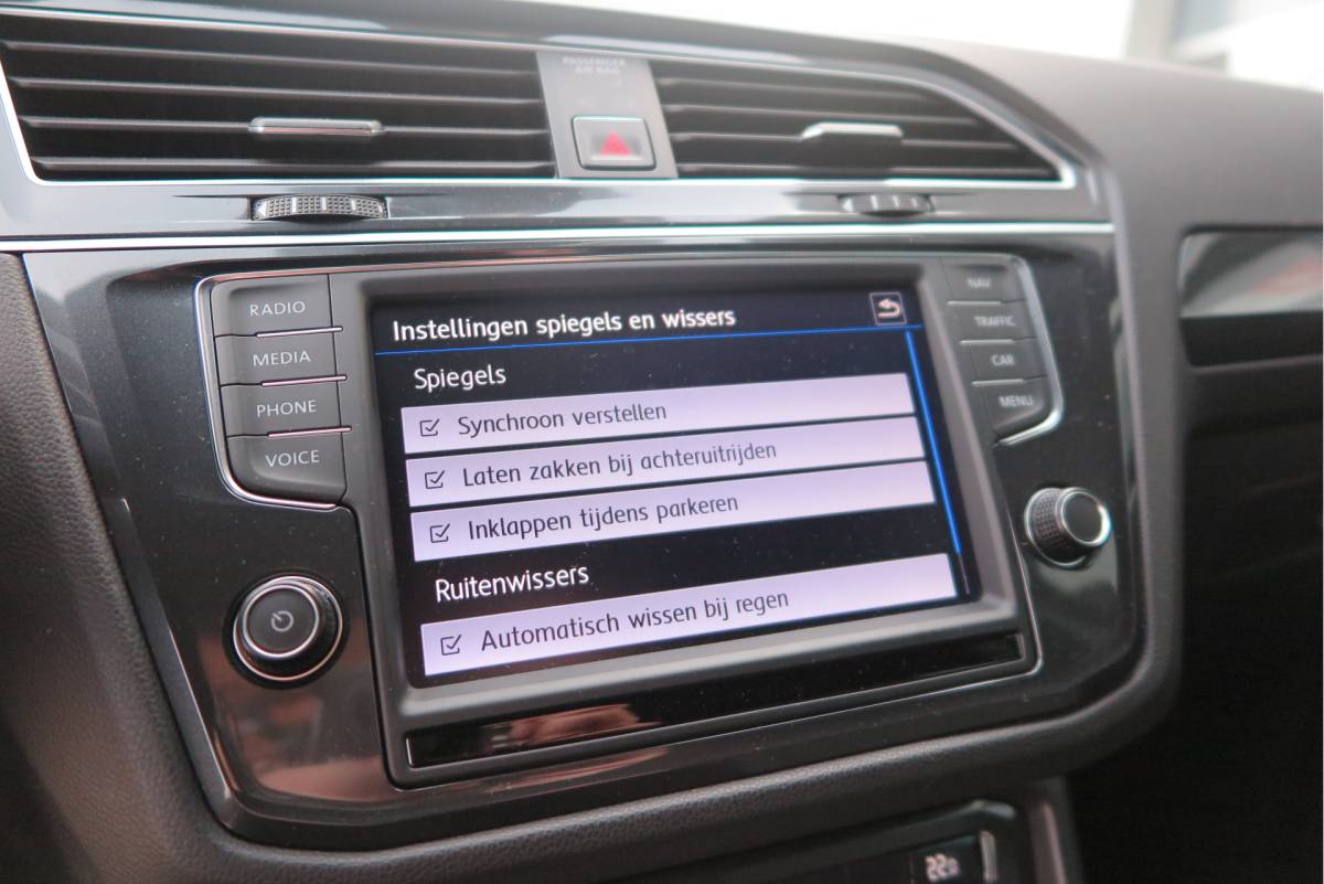 Volkswagen Tiguan Volkswagen Tiguan 1.4 TSI 92kw 125pk R-Line  Connected Series, Trekhaak afneembaar , Lane assist, Cruise control , Carplay , Navi, PDC, Achteruitrijcamera , LMV. Parkeerassistent . etc
