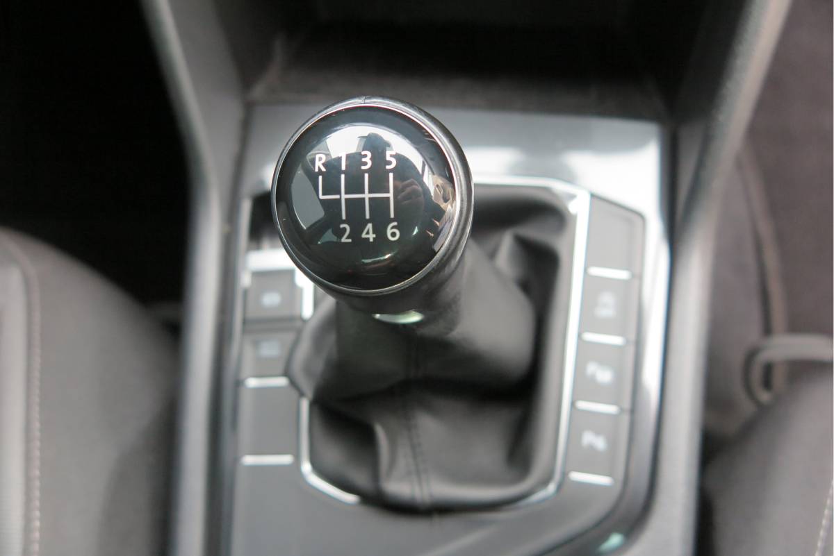 Volkswagen Tiguan Volkswagen Tiguan 1.4 TSI 92kw 125pk R-Line  Connected Series, Trekhaak afneembaar , Lane assist, Cruise control , Carplay , Navi, PDC, Achteruitrijcamera , LMV. Parkeerassistent . etc