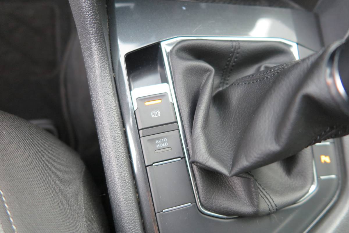 Volkswagen Tiguan Volkswagen Tiguan 1.4 TSI 92kw 125pk R-Line  Connected Series, Trekhaak afneembaar , Lane assist, Cruise control , Carplay , Navi, PDC, Achteruitrijcamera , LMV. Parkeerassistent . etc