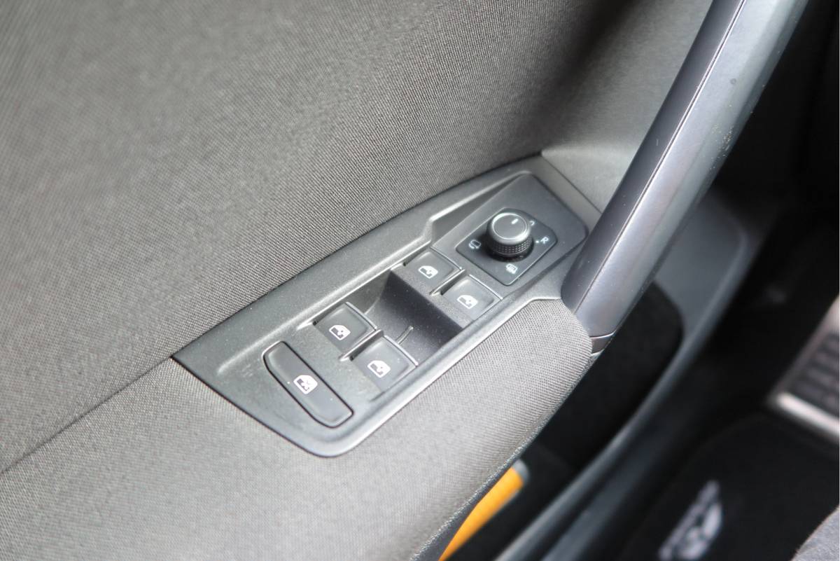 Volkswagen Tiguan Volkswagen Tiguan 1.4 TSI 92kw 125pk R-Line  Connected Series, Trekhaak afneembaar , Lane assist, Cruise control , Carplay , Navi, PDC, Achteruitrijcamera , LMV. Parkeerassistent . etc