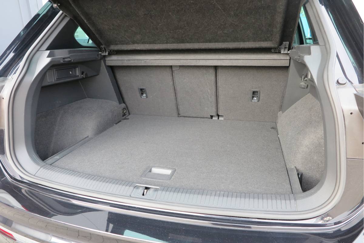 Volkswagen Tiguan Volkswagen Tiguan 1.4 TSI 92kw 125pk R-Line  Connected Series, Trekhaak afneembaar , Lane assist, Cruise control , Carplay , Navi, PDC, Achteruitrijcamera , LMV. Parkeerassistent . etc