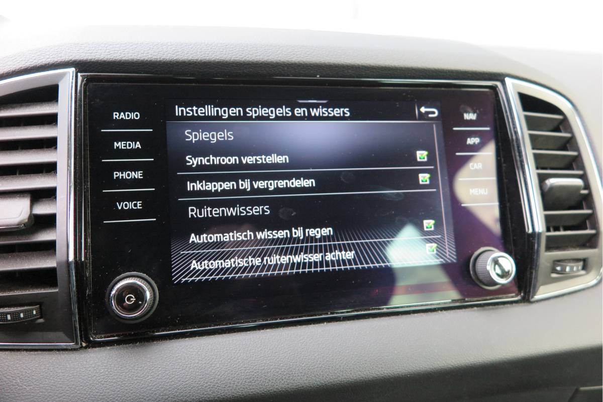 Škoda Karoq ŠKODA Karoq 1.5 TSI 150pk DSG ACT Business Edition Plus Trekhaak ,Side assist , Lane assist , Adaptive cruise, Stoelverwarming ,Navi, PDC , Camera etc. .