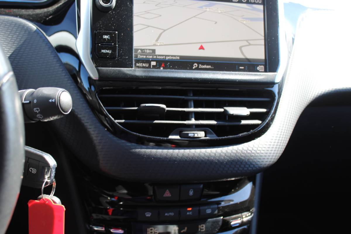 Peugeot 2008 Peugeot 2008 1.2 PureTech Allure automaat BOMVOL OPTIES GOED ONDERHOUDEN