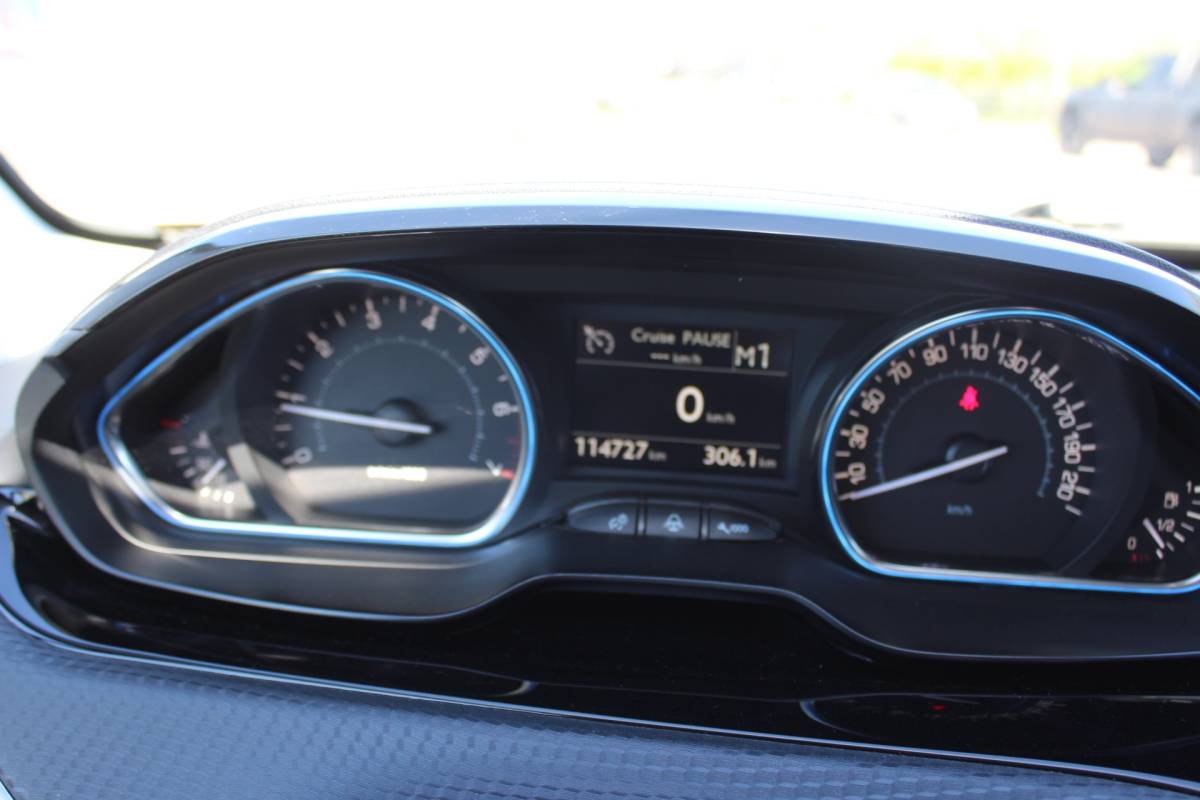 Peugeot 2008 Peugeot 2008 1.2 PureTech Allure automaat BOMVOL OPTIES GOED ONDERHOUDEN