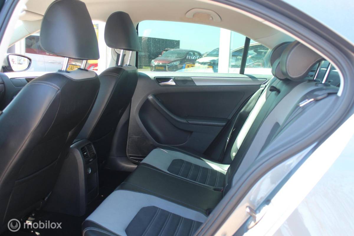 Volkswagen Jetta Volkswagen Jetta 1.4 TSI Aut Highline Leder/18Inch/Navi/ECC
