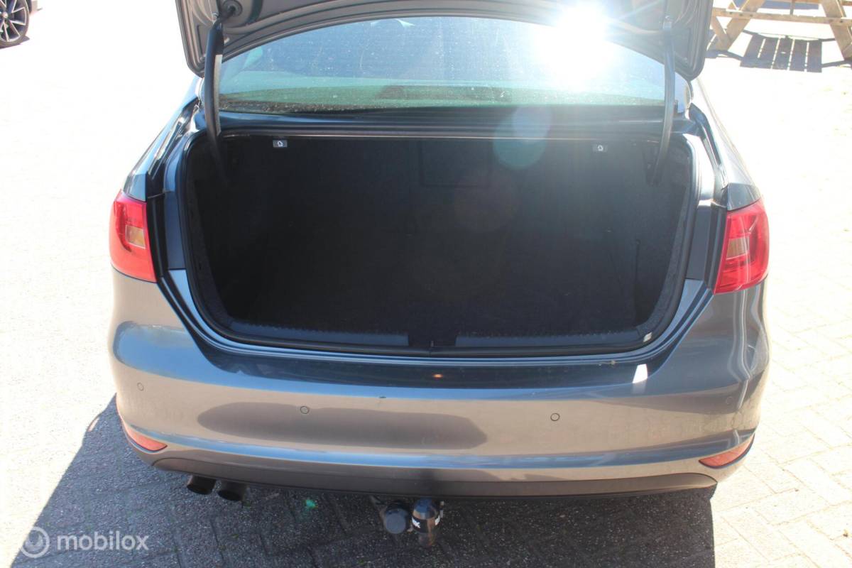 Volkswagen Jetta Volkswagen Jetta 1.4 TSI Aut Highline Leder/18Inch/Navi/ECC