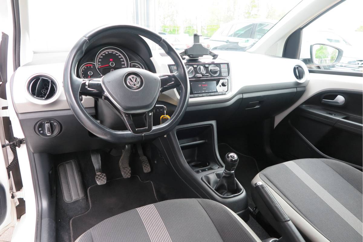 Volkswagen up! Volkswagen Up! 1.0 BMT 44kw 60pk  high up!  (Facelift) , Cruise control , Parkeersensor, Navi via APP, Lichtmetalen velgen, Telefoon integratie , Nieuwe APK , etc. Onderhoudshistorie vanaf 30.000 km hier volledig bekend en recent.