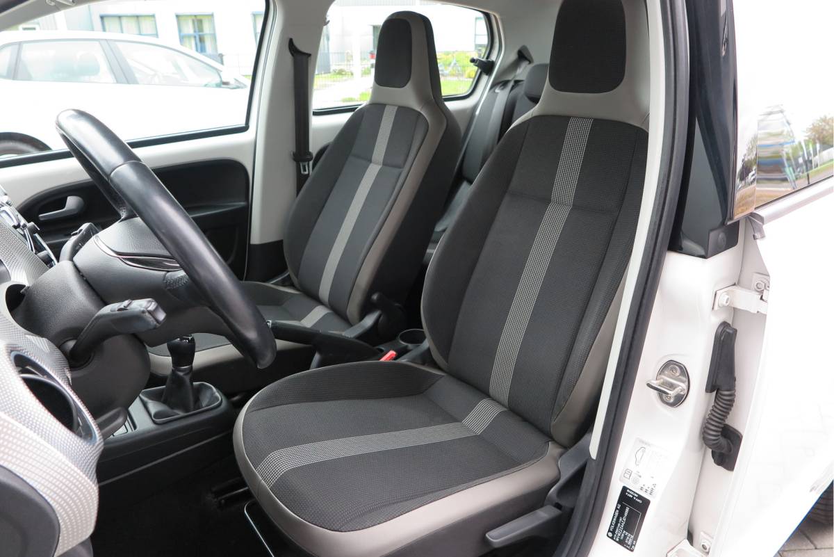 Volkswagen up! Volkswagen Up! 1.0 BMT 44kw 60pk  high up!  (Facelift) , Cruise control , Parkeersensor, Navi via APP, Lichtmetalen velgen, Telefoon integratie , Nieuwe APK , etc. Onderhoudshistorie vanaf 30.000 km hier volledig bekend en recent.