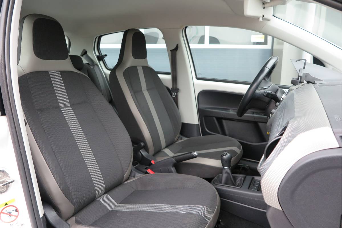 Volkswagen up! Volkswagen Up! 1.0 BMT 44kw 60pk  high up!  (Facelift) , Cruise control , Parkeersensor, Navi via APP, Lichtmetalen velgen, Telefoon integratie , Nieuwe APK , etc. Onderhoudshistorie vanaf 30.000 km hier volledig bekend en recent.