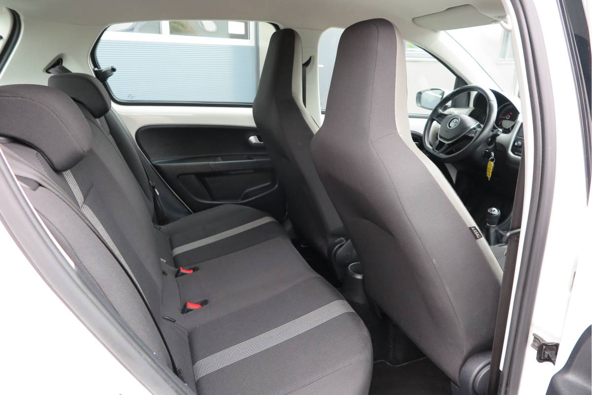 Volkswagen up! Volkswagen Up! 1.0 BMT 44kw 60pk  high up!  (Facelift) , Cruise control , Parkeersensor, Navi via APP, Lichtmetalen velgen, Telefoon integratie , Nieuwe APK , etc. Onderhoudshistorie vanaf 30.000 km hier volledig bekend en recent.