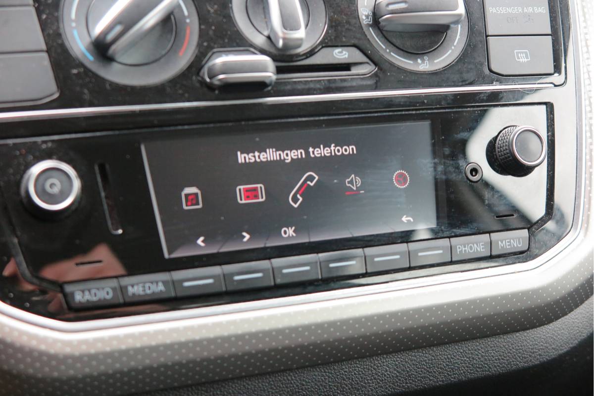 Volkswagen up! Volkswagen Up! 1.0 BMT 44kw 60pk  high up!  (Facelift) , Cruise control , Parkeersensor, Navi via APP, Lichtmetalen velgen, Telefoon integratie , Nieuwe APK , etc. Onderhoudshistorie vanaf 30.000 km hier volledig bekend en recent.
