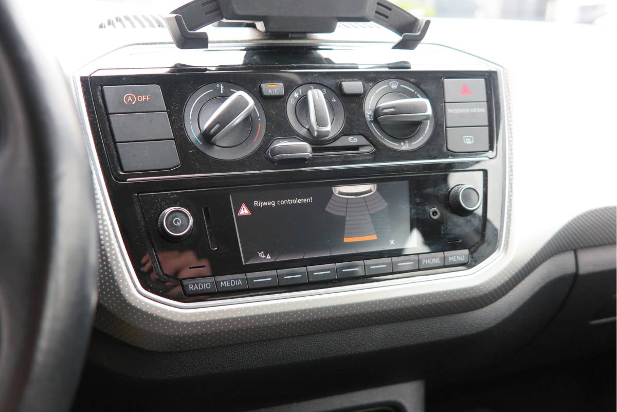 Volkswagen up! Volkswagen Up! 1.0 BMT 44kw 60pk  high up!  (Facelift) , Cruise control , Parkeersensor, Navi via APP, Lichtmetalen velgen, Telefoon integratie , Nieuwe APK , etc. Onderhoudshistorie vanaf 30.000 km hier volledig bekend en recent.