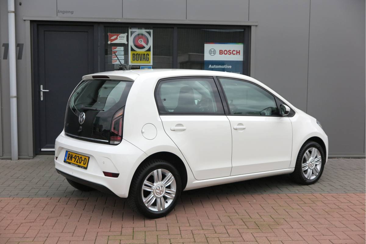 Volkswagen up! Volkswagen Up! 1.0 BMT 44kw 60pk  high up!  (Facelift) , Cruise control , Parkeersensor, Navi via APP, Lichtmetalen velgen, Telefoon integratie , Nieuwe APK , etc. Onderhoudshistorie vanaf 30.000 km hier volledig bekend en recent.