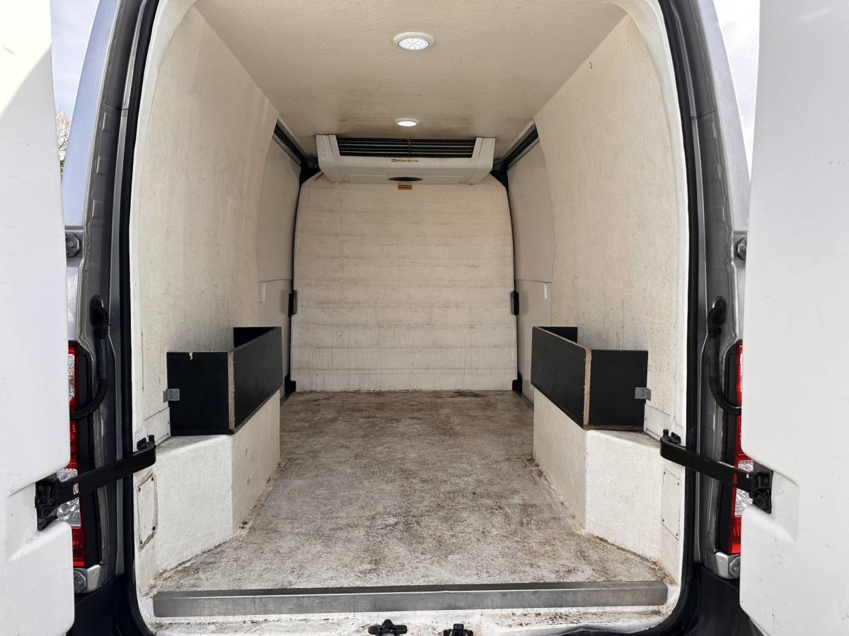 Renault Master Renault Master T35 2.3 dCi 180 L2H2 Energy ( 3-Pers ) *REFRIGERATED VEHICLE | DOUBLE SLIDING DOORS | CAMERA | AIR CONDITIONING | BLIND SPOT MONITOR | CRUISE CONTROL | PARKING SENSORS | TOW BAR*