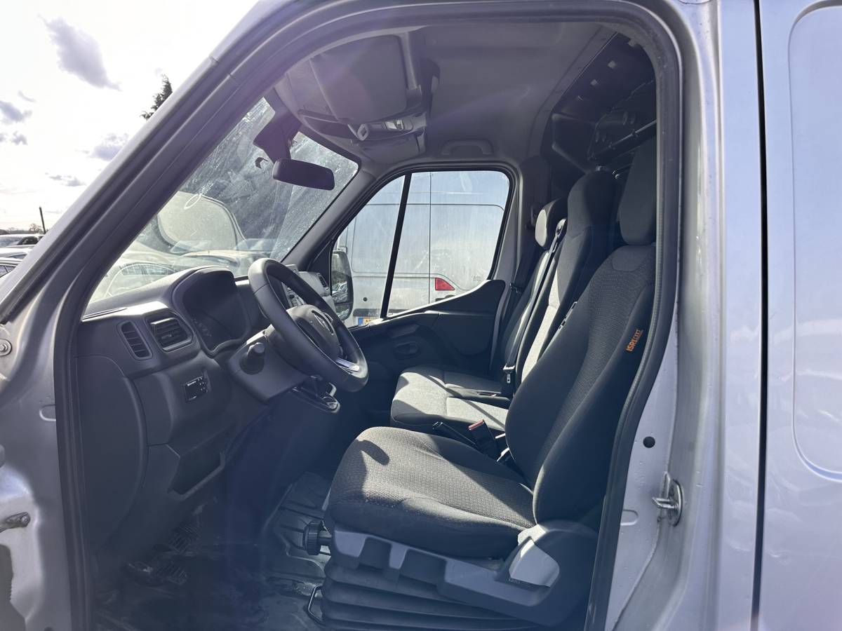 Renault Master Renault Master T35 2.3 dCi 180 L2H2 Energy ( 3-Pers ) *REFRIGERATED VEHICLE | DOUBLE SLIDING DOORS | CAMERA | AIR CONDITIONING | BLIND SPOT MONITOR | CRUISE CONTROL | PARKING SENSORS | TOW BAR*