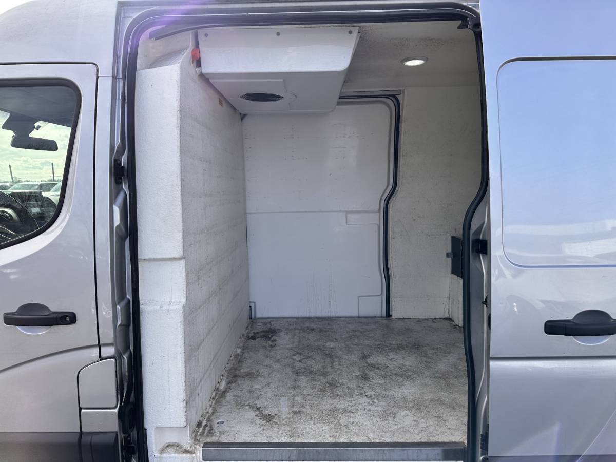 Renault Master Renault Master T35 2.3 dCi 180 L2H2 Energy ( 3-Pers ) *REFRIGERATED VEHICLE | DOUBLE SLIDING DOORS | CAMERA | AIR CONDITIONING | BLIND SPOT MONITOR | CRUISE CONTROL | PARKING SENSORS | TOW BAR*