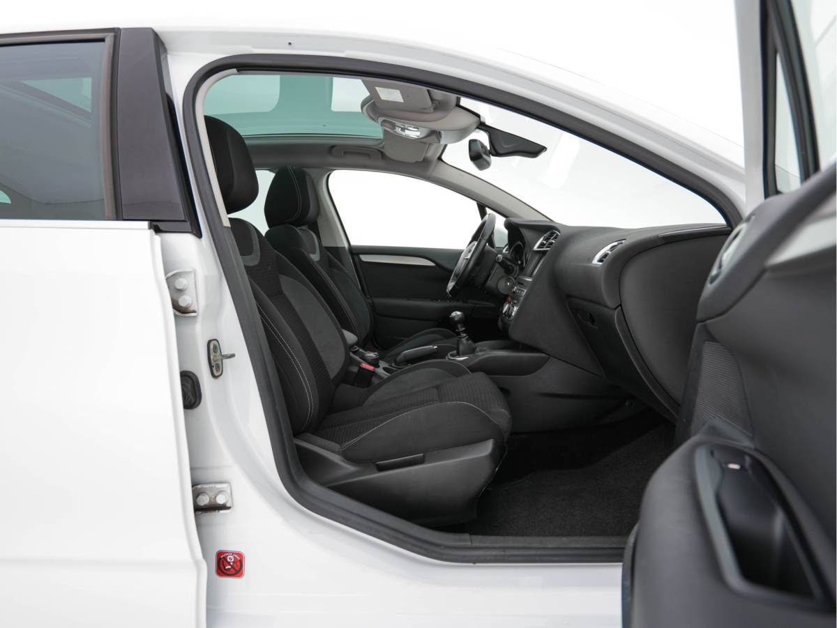 Citroën C4 Citroën C4 1.6 BlueHDi Feel *PANO | SPORT-SEATS | PDC | PRIVACY-GLASS | ECC | CRUISE | TOWBAR*
