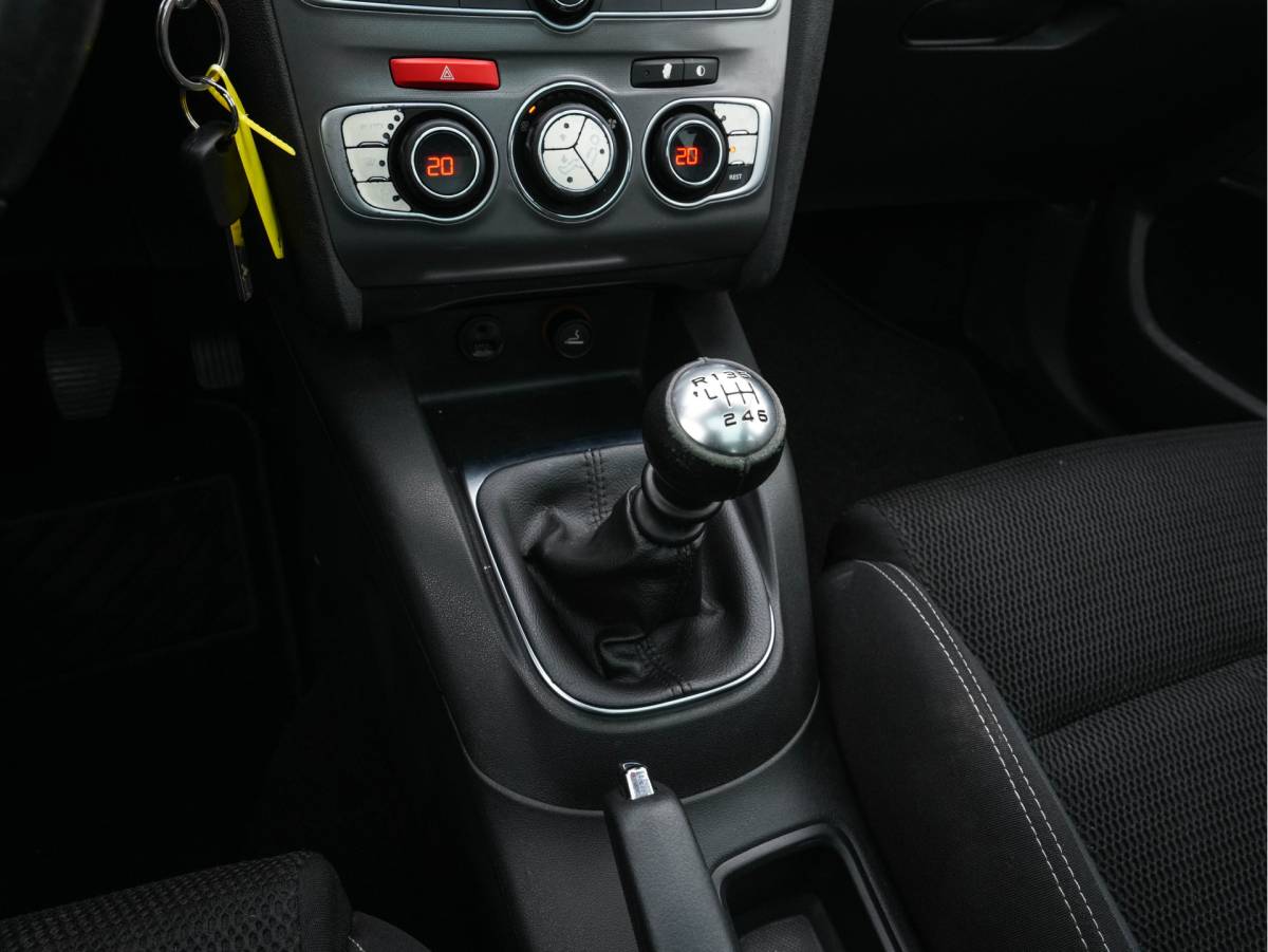 Citroën C4 Citroën C4 1.6 BlueHDi Feel *PANO | SPORT-SEATS | PDC | PRIVACY-GLASS | ECC | CRUISE | TOWBAR*