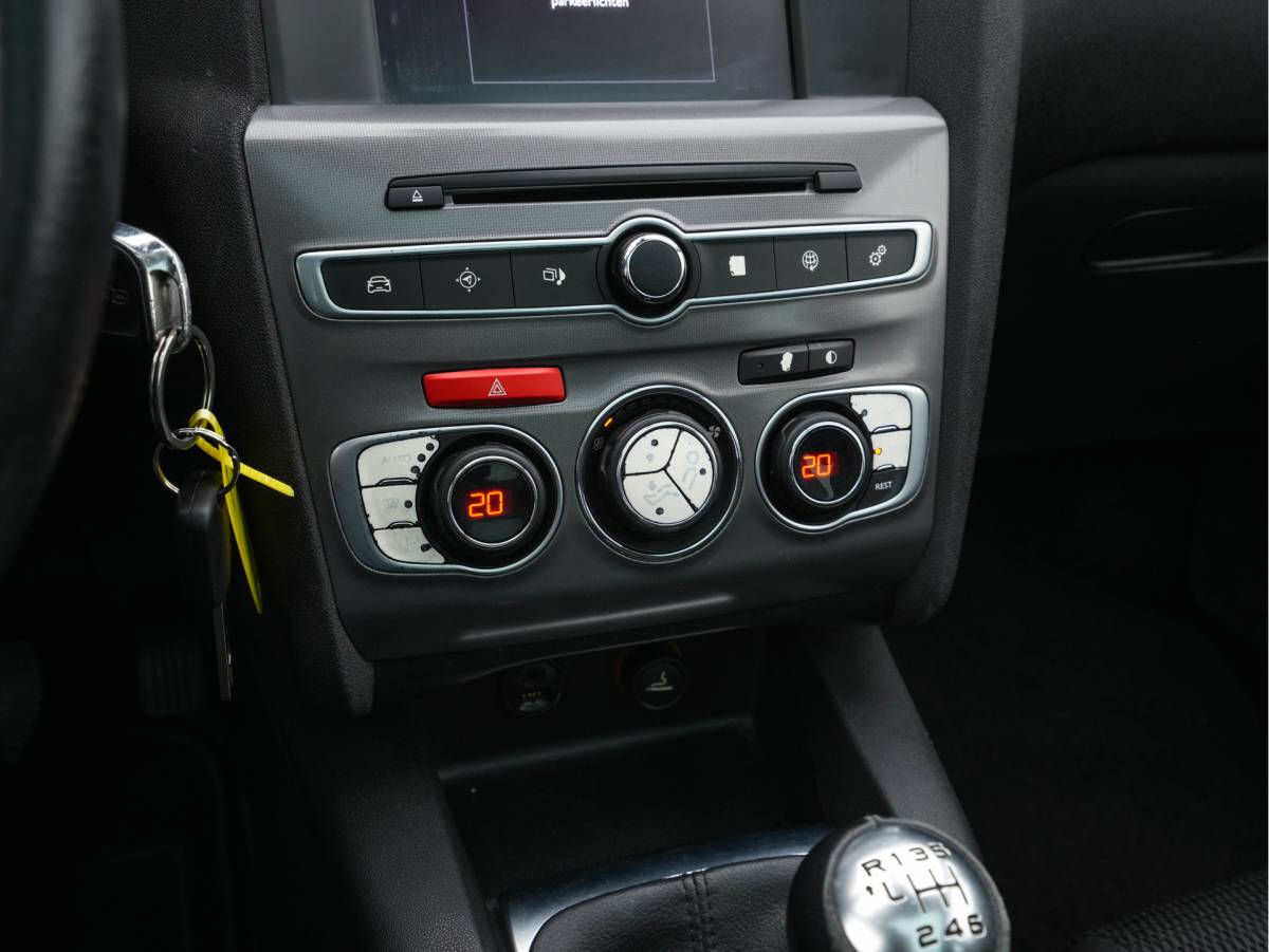 Citroën C4 Citroën C4 1.6 BlueHDi Feel *PANO | SPORT-SEATS | PDC | PRIVACY-GLASS | ECC | CRUISE | TOWBAR*
