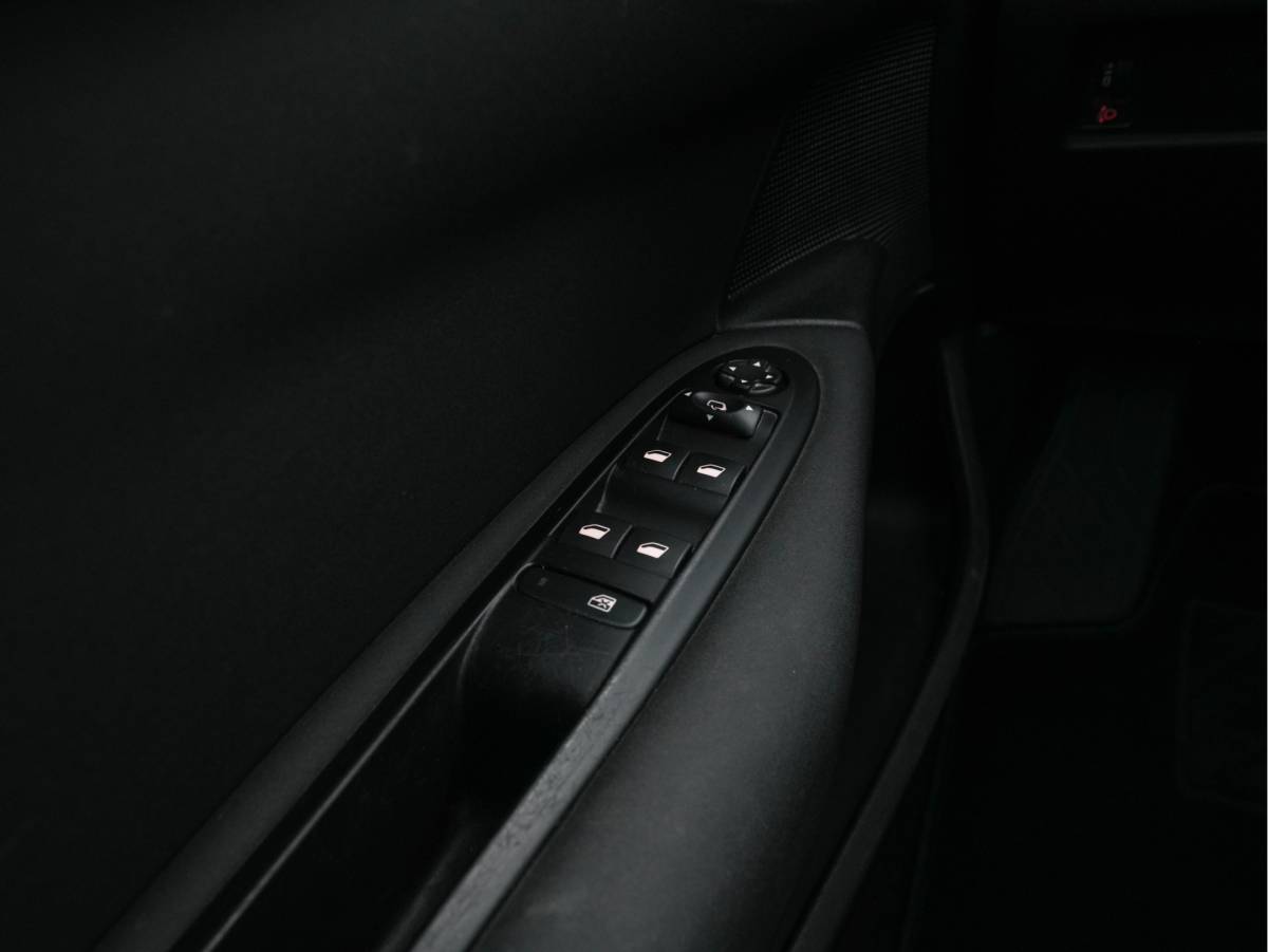 Citroën C4 Citroën C4 1.6 BlueHDi Feel *PANO | SPORT-SEATS | PDC | PRIVACY-GLASS | ECC | CRUISE | TOWBAR*