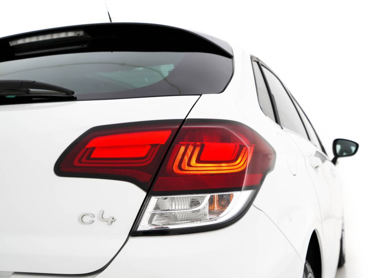 Citroën C4 Citroën C4 1.6 BlueHDi Feel *PANO | SPORT-SEATS | PDC | PRIVACY-GLASS | ECC | CRUISE | TOWBAR*
