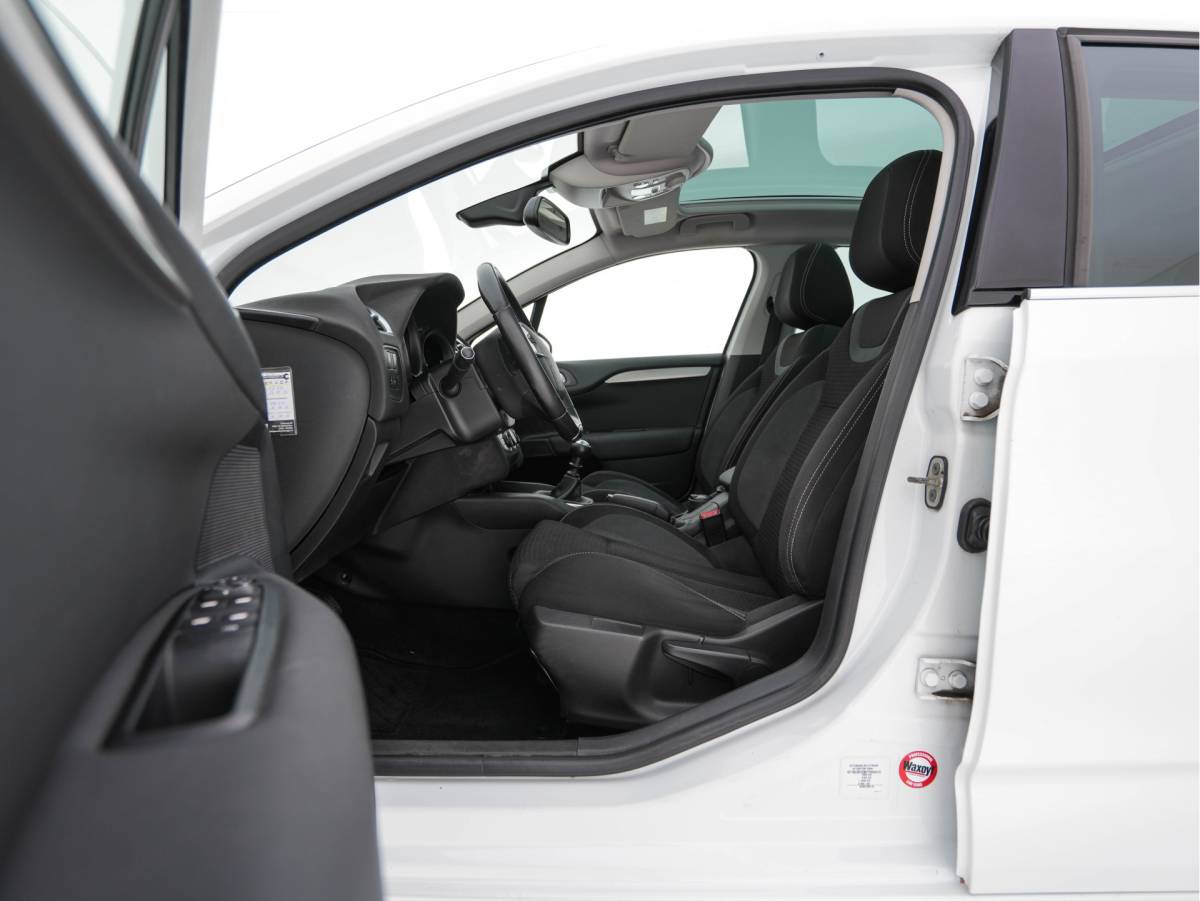 Citroën C4 Citroën C4 1.6 BlueHDi Feel *PANO | SPORT-SEATS | PDC | PRIVACY-GLASS | ECC | CRUISE | TOWBAR*