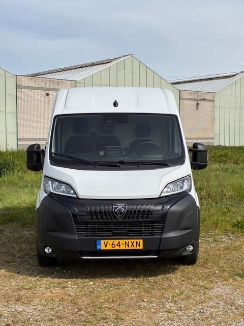 Peugeot Boxer Peugeot Boxer 2.2 BlueHDi 140 S&S L2H2 3.3t | Achteruitrijcamera | Parkeersensoren | Climate control | Cruise control | Climate control | Spraakbediening | Trekhaak