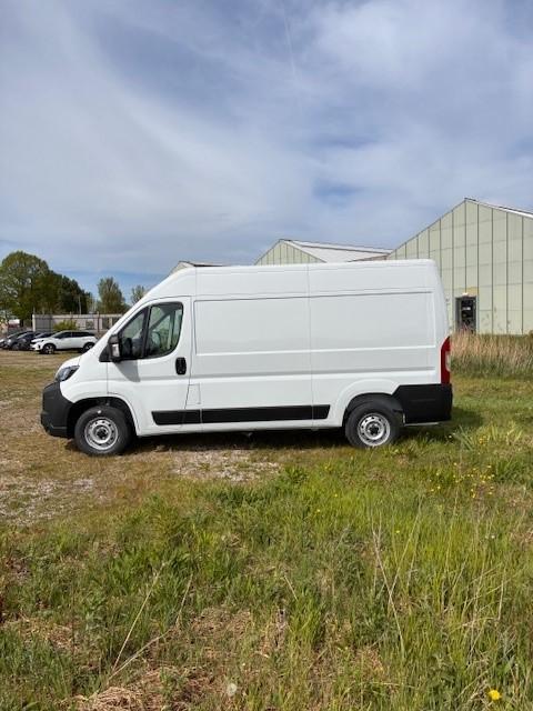 Peugeot Boxer Peugeot Boxer 2.2 BlueHDi 140 S&S L2H2 3.3t | Achteruitrijcamera | Parkeersensoren | Climate control | Cruise control | Climate control | Spraakbediening | Trekhaak