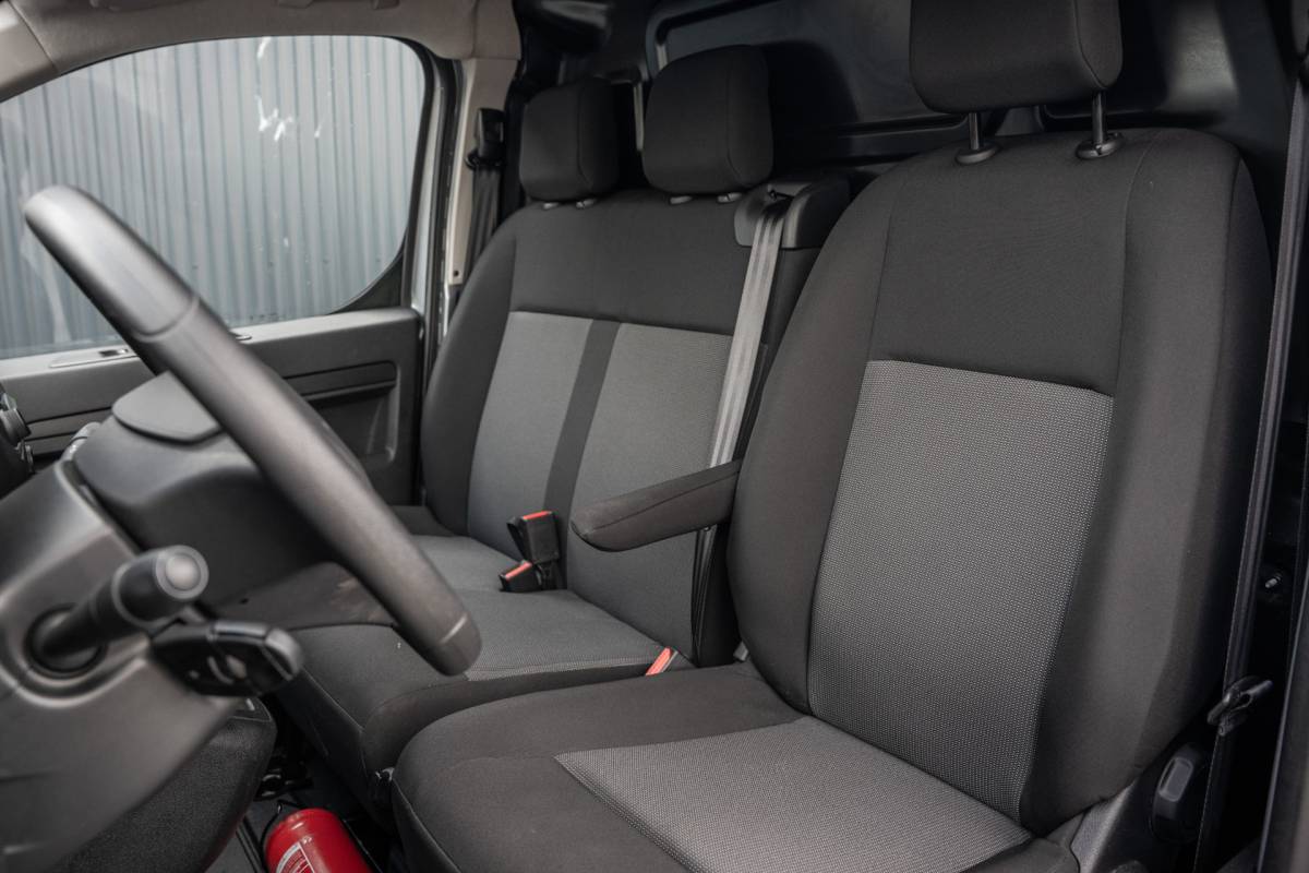 Opel Vivaro Opel Vivaro 2.0 | 145 PK | L3H1 | Camera | Carplay | Cruise | Airco | Parkeersensoren | 3-Zits