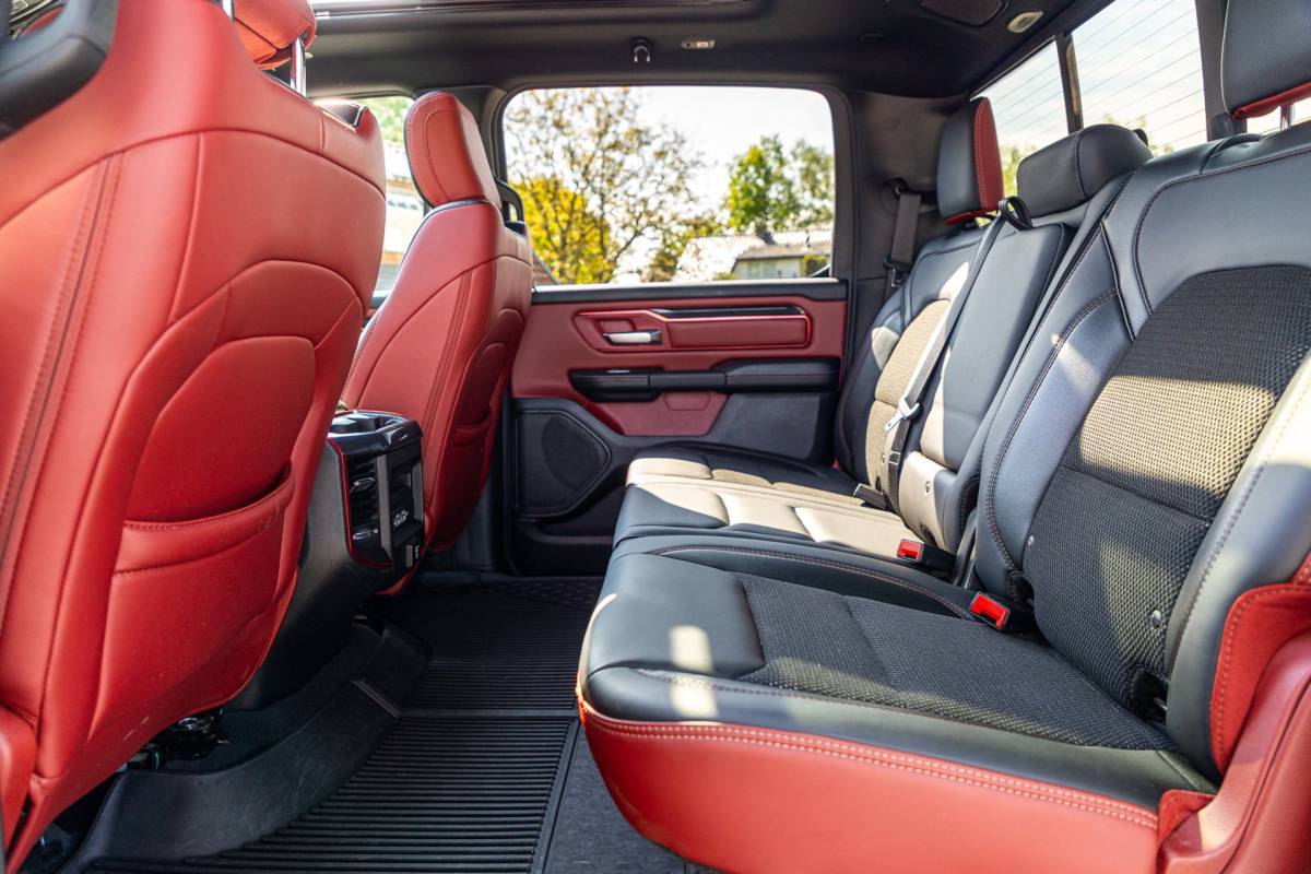 Dodge Ram 1500 Dodge Ram 1500 5.7 V8 4×4 Crew Cab Rebel Panoramadak I Leder zwart rood I Camera I Nieuwe banden I LPG I Luchtvering I Trekhaak
