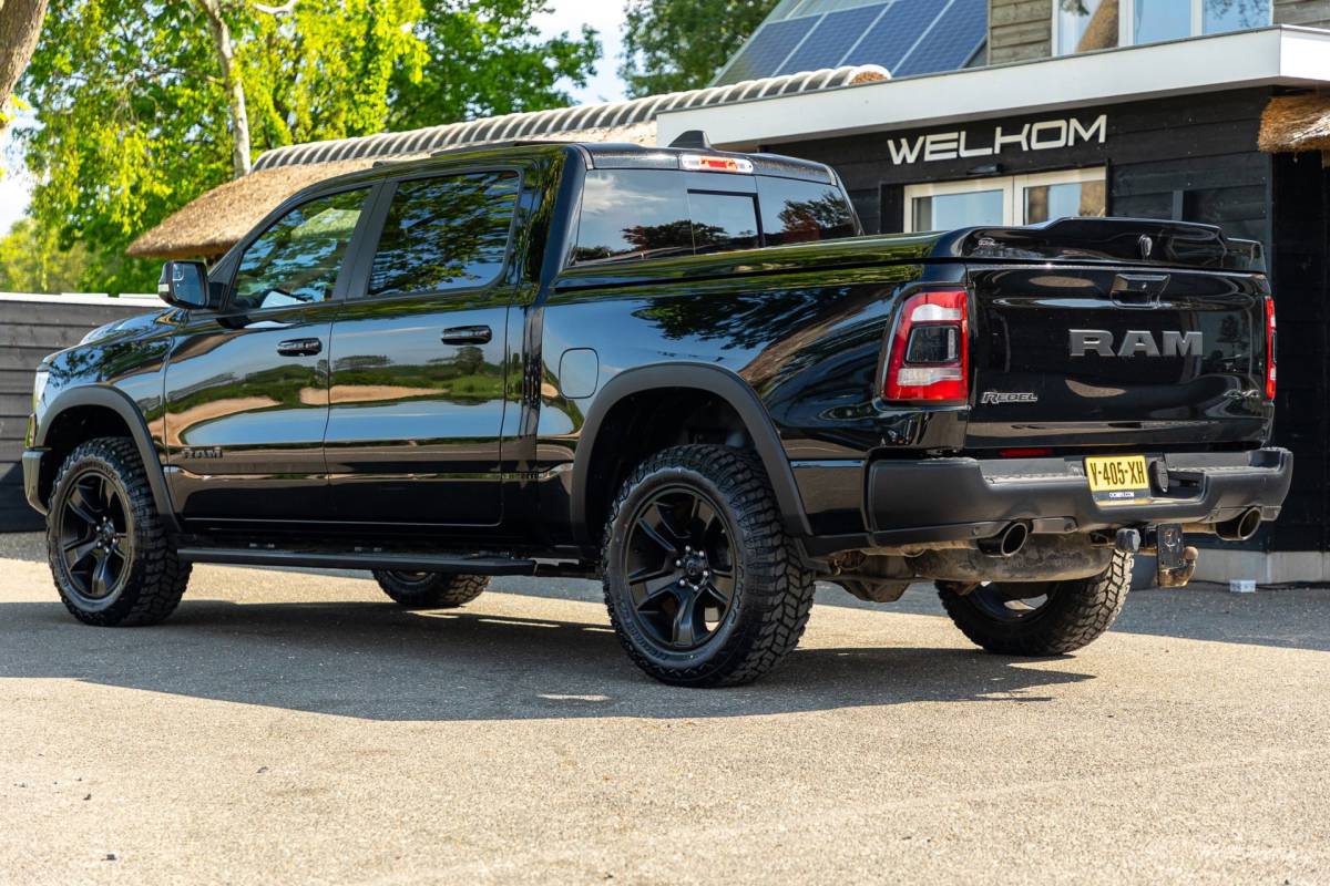 Dodge Ram 1500 Dodge Ram 1500 5.7 V8 4×4 Crew Cab Rebel Panoramadak I Leder zwart rood I Camera I Nieuwe banden I LPG I Luchtvering I Trekhaak