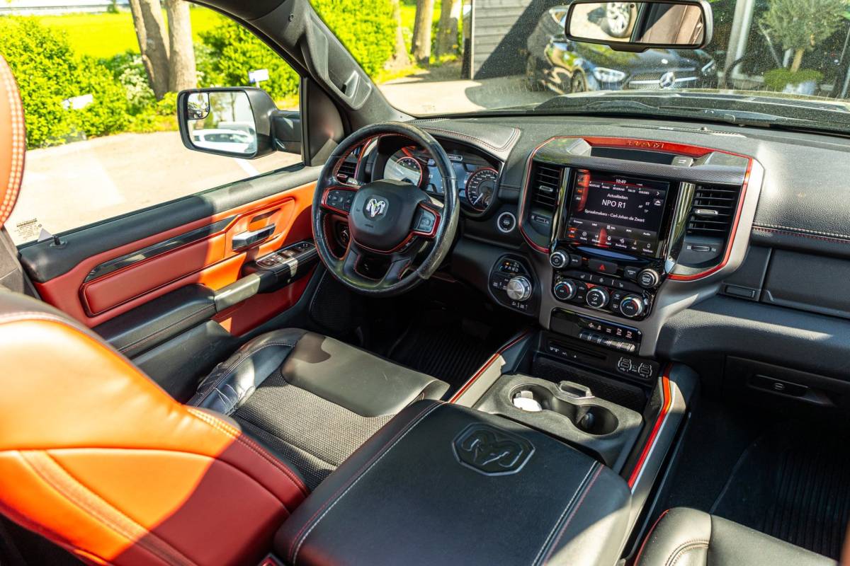 Dodge Ram 1500 Dodge Ram 1500 5.7 V8 4×4 Crew Cab Rebel Panoramadak I Leder zwart rood I Camera I Nieuwe banden I LPG I Luchtvering I Trekhaak