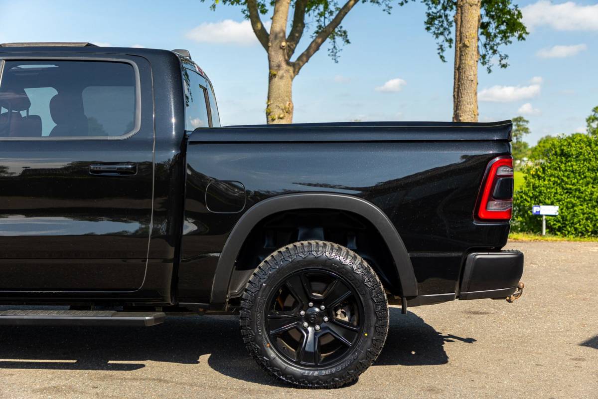 Dodge Ram 1500 Dodge Ram 1500 5.7 V8 4×4 Crew Cab Rebel Panoramadak I Leder zwart rood I Camera I Nieuwe banden I LPG I Luchtvering I Trekhaak